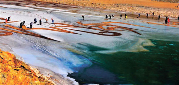 Mani sur la glace : Symbiose artistique entre la terre et la rivière