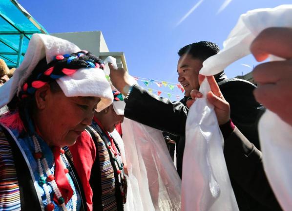 La troupe folklorique des personnes agées du comté Linzhou de Lhassa a donné la représentation pendant la fête du Double Neuf