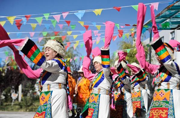 La troupe folklorique des personnes agées du comté Linzhou de Lhassa a donné la représentation pendant la fête du Double Neuf