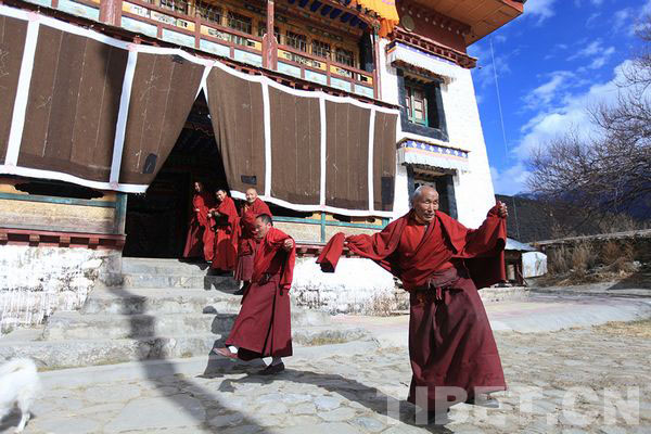 La danse Demu Qiangmu