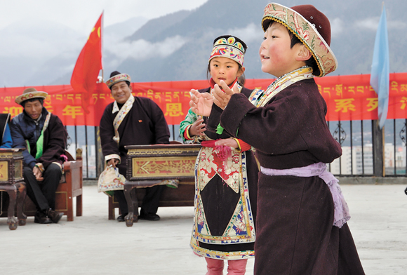 La danse "Les enfants heureux de Gongbo"