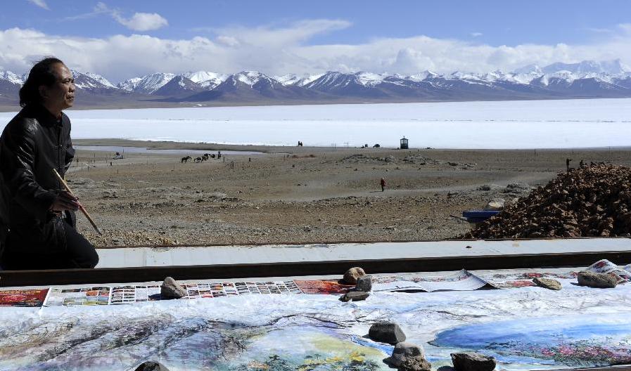 MO Huasheng fait la peinture auprès du Lac Namtso