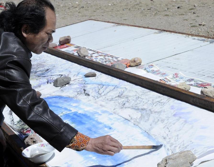 MO Huasheng fait la peinture auprès du Lac Namtso