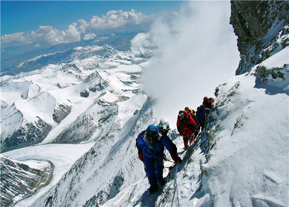 Avalanches sur le mont Qomolangma : des alpinistes chinois réfugiés dans la ville de Xigaze au Tibet