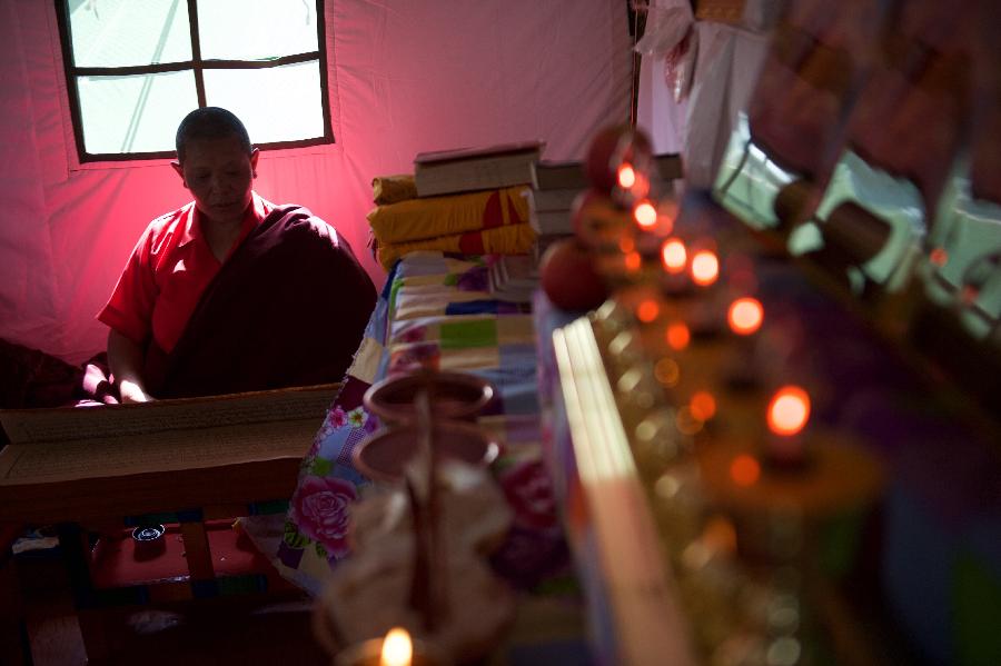 Reportage spécial : Un ? temple de tente ? dans le camp des réfugiés tibétains du séisme