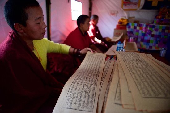 Reportage spécial : Un ? temple de tente ? dans le camp des réfugiés tibétains du séisme