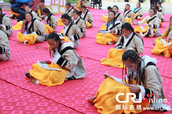 Des milliers d'élèves du Qinghai étudient gratuitement l'épopée Gesar