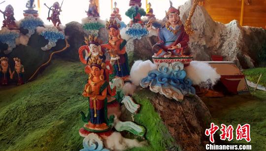 Une exposition des ?uvres d’argile de l’épopée du Roi Gesar fait ses débuts à Golok du Qinghai