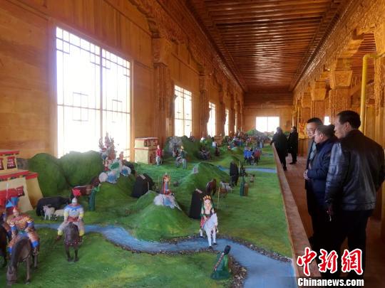 Une exposition des ?uvres d’argile de l’épopée du Roi Gesar fait ses débuts à Golok du Qinghai