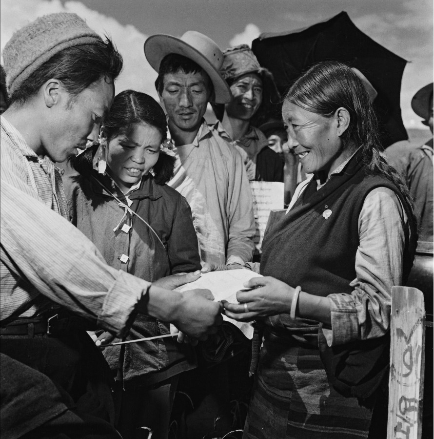 ? émission du certificat foncier du gouvernement ?, photo de 1959 à Lhagyari. Photo: Lan Zhigui