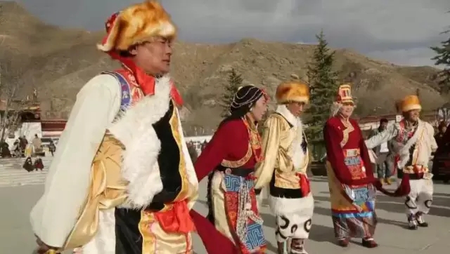 Tibet : une troupe de danse des personnes agées