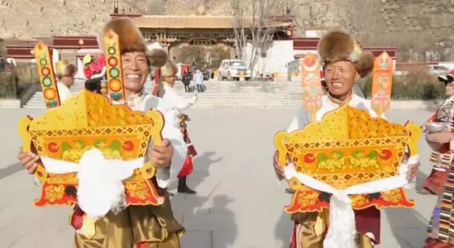 Tibet : une troupe de danse des personnes agées