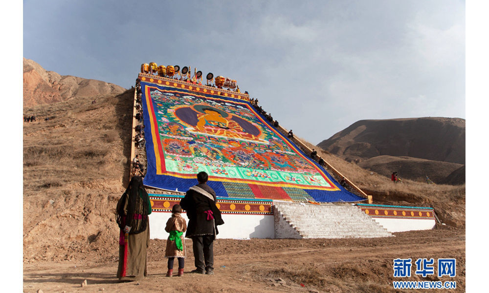 Une cérémonie d'exposition du Bouddha s'est tenue à Huangnan du Qinghai