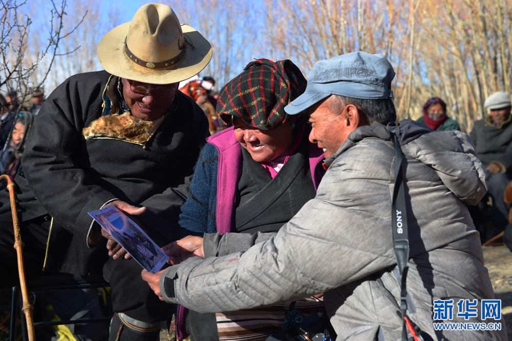 Les photographes du Tibet apportent de la joie dans les villages