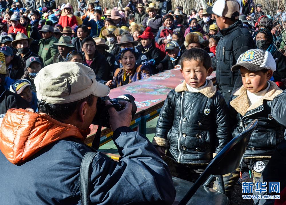 Les photographes du Tibet apportent de la joie dans les villages