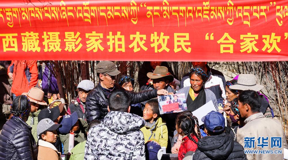 Les photographes du Tibet apportent de la joie dans les villages