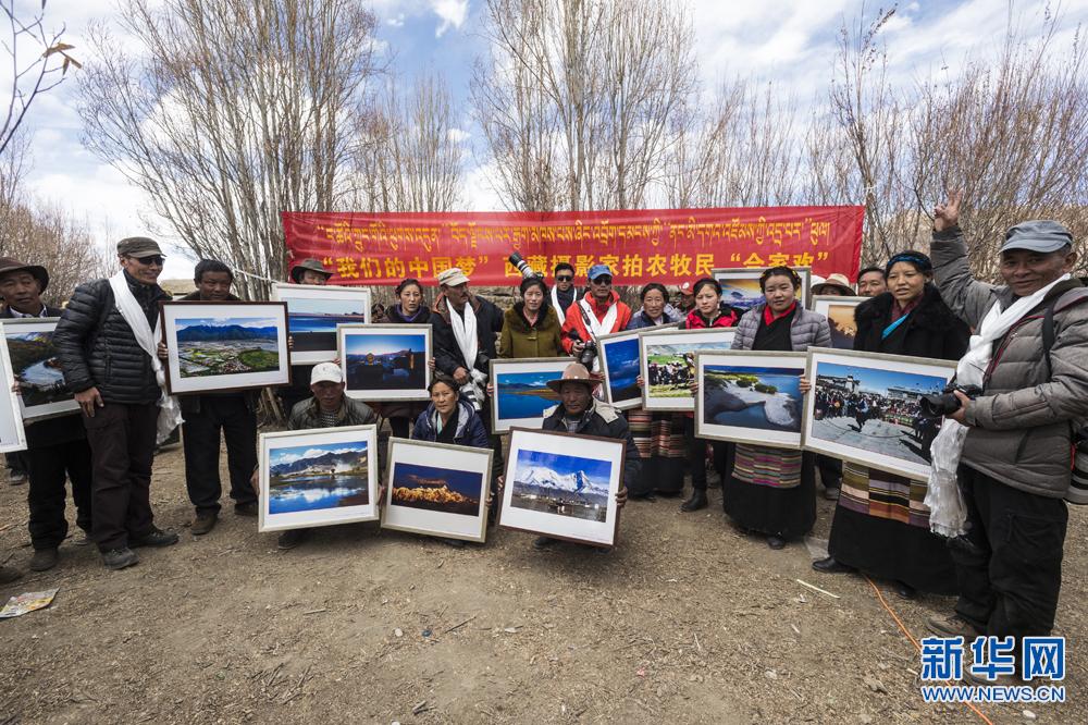 Les photographes du Tibet apportent de la joie dans les villages