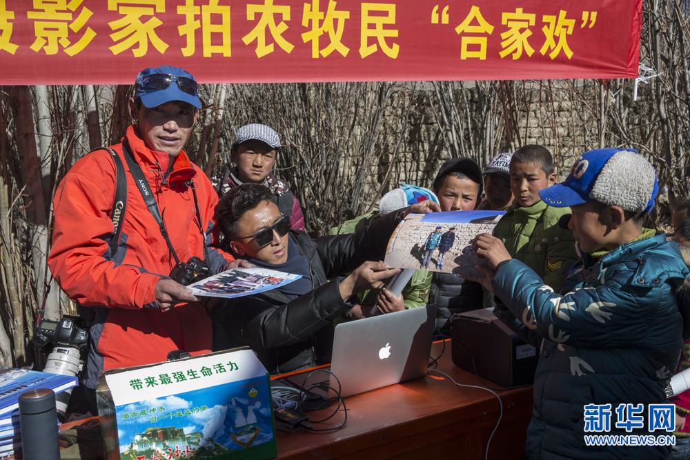 Les photographes du Tibet apportent de la joie dans les villages