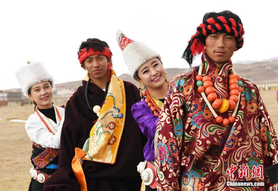 Les costumes colorés des Tibétains d'Amdo du comté d'Aba