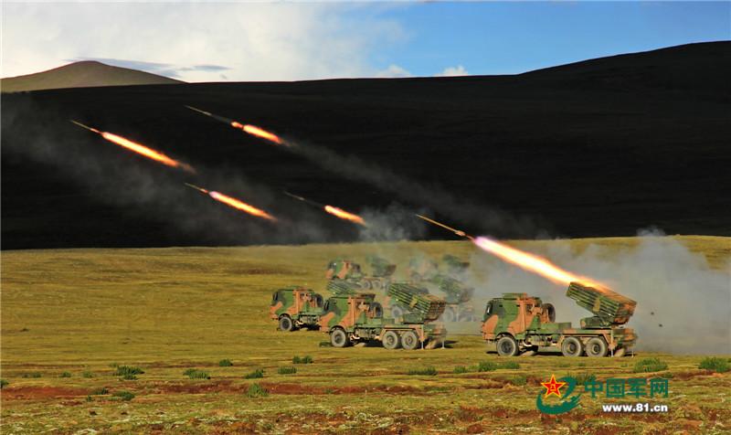 Premier tir d'essai d'un nouveau type de lance-fusées dans la région militaire tibétaine