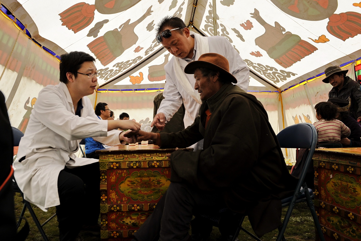 Les professionnels de la santé fournissent des services médicaux bénévoles au Tibet