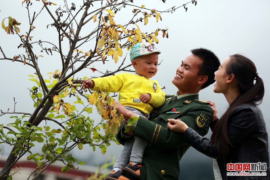 Des bébés et leurs pères soldats au Tibet