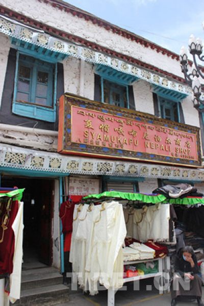 Ancienne ville de Lhassa: un vieux magasin séculaire du Népal