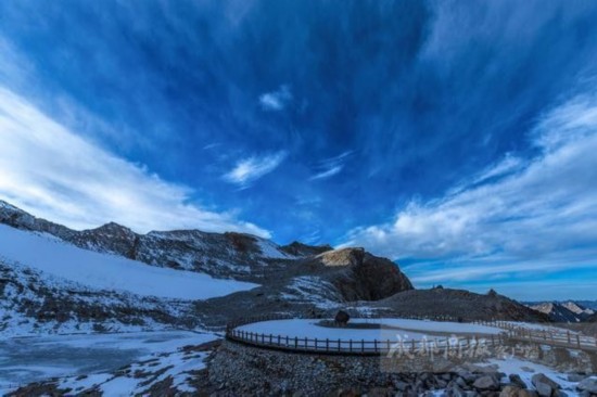 Le glacier Gar Tagu de Sichuan inaugure la première neige de l'automne