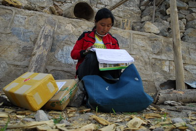 Nyima Lhamo transporte des courriers dans les montagnes de la Préfecture autonome tibétaine de Deqen