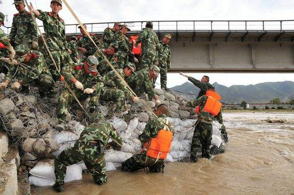 Les gardiens de la route céleste — Des gardes armées protègent le chemin de fer Qinghai-Tibet