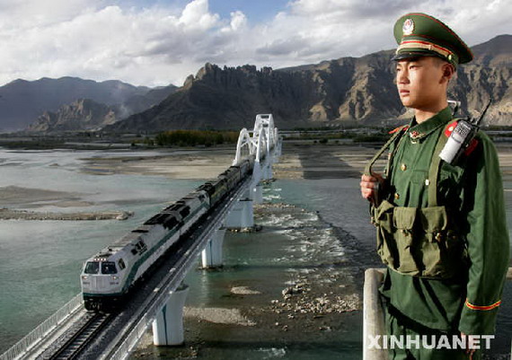 Les gardiens de la route céleste — Des gardes armées protègent le chemin de fer Qinghai-Tibet (Ⅰ)