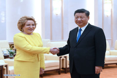 Xi Jinping rencontre la présidente du Conseil de la Fédération de Russie.jpg