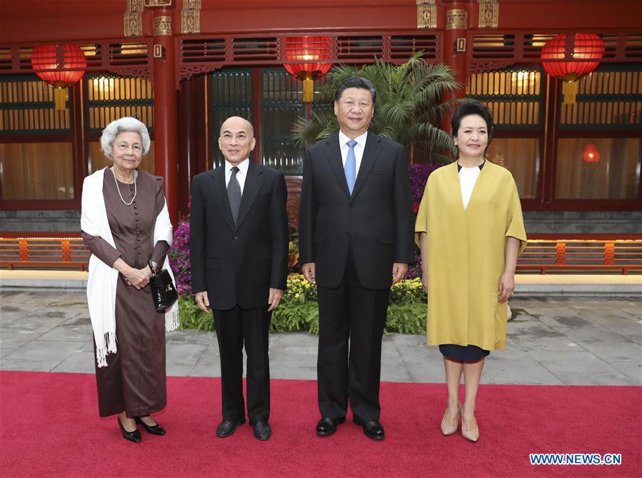 Xi Jinping et Peng Liyuan rencontrent le roi et la reine-mère du Cambodge.jpg