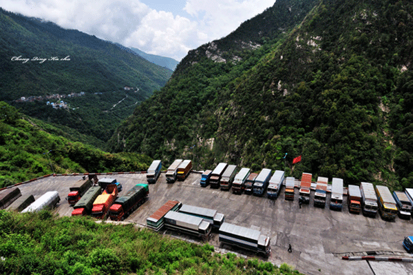 Beaucoup de gros camions se garent dans le parking du port de commerce de Zhangmu