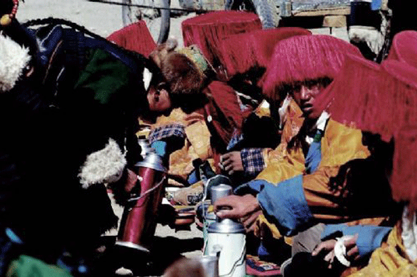 la foire très animée du port de commerce de Zhangmu