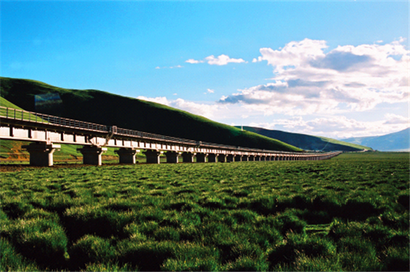 Le Bureau des chemins de fer de Lanzhou lancera le premier train de transport de véhicules en direction du Tibet lors des vacances du 1er mai