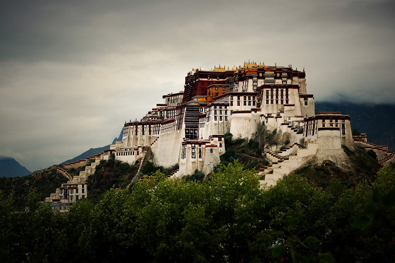 Pourquoi la majorité des temples du Tibet sont-ils construits au sommet des falaises?