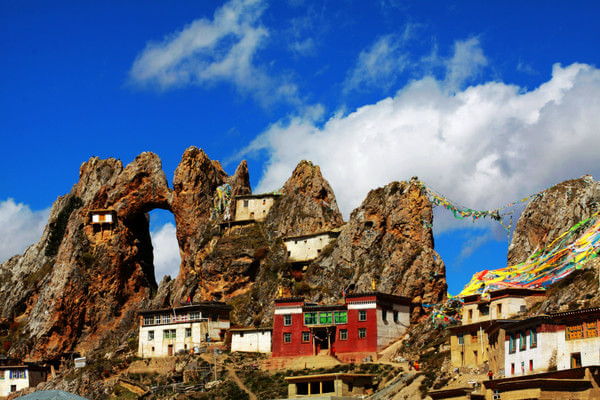 Pourquoi la majorité des temples du Tibet sont-ils construits au sommet des falaises?