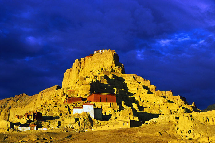 Pourquoi la majorité des temples du Tibet sont-ils construits au sommet des falaises?