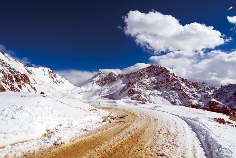 Le premier train de ? tourisme hivernal au Tibet ? de 2015 est arrivé à Lhassa, avec 600 voyageurs à son bord