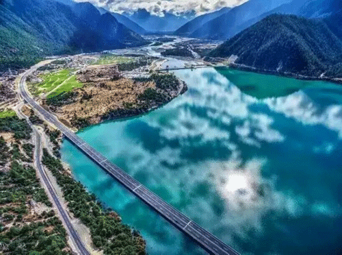 Magnifiques photos aériennes de l'autoroute entre Lhassa et Nyingchi