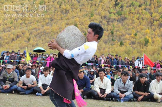 Ouverture du Festival touristique et culturel du folklore de Gongbo gyamda au Tibet