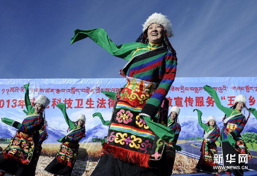 Le 2 mars, les acteurs de la troupe artistique offrent la danse et la chanson aux paysans et pasteurs du comté de Duilong Deqing de la Région autonome du Tibet.