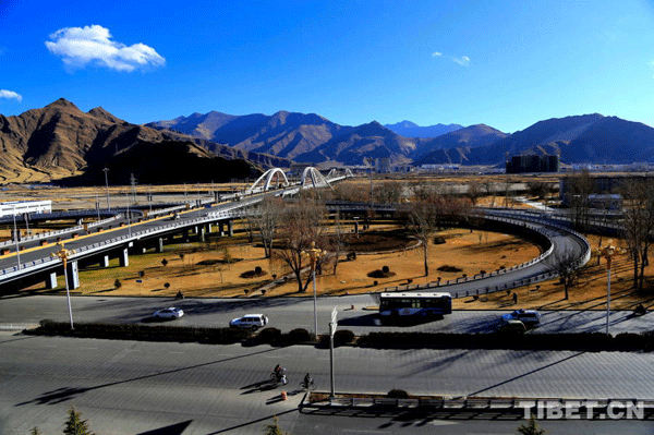 ? Grand pont Newu de Lhassa ?, premier échangeur autoroutier du Tibet