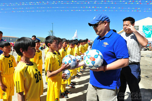 La première équipe juvénile tbiétaine de football établie au Sichuan