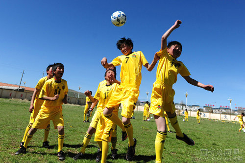 La première équipe juvénile tbiétaine de football établie au Sichuan