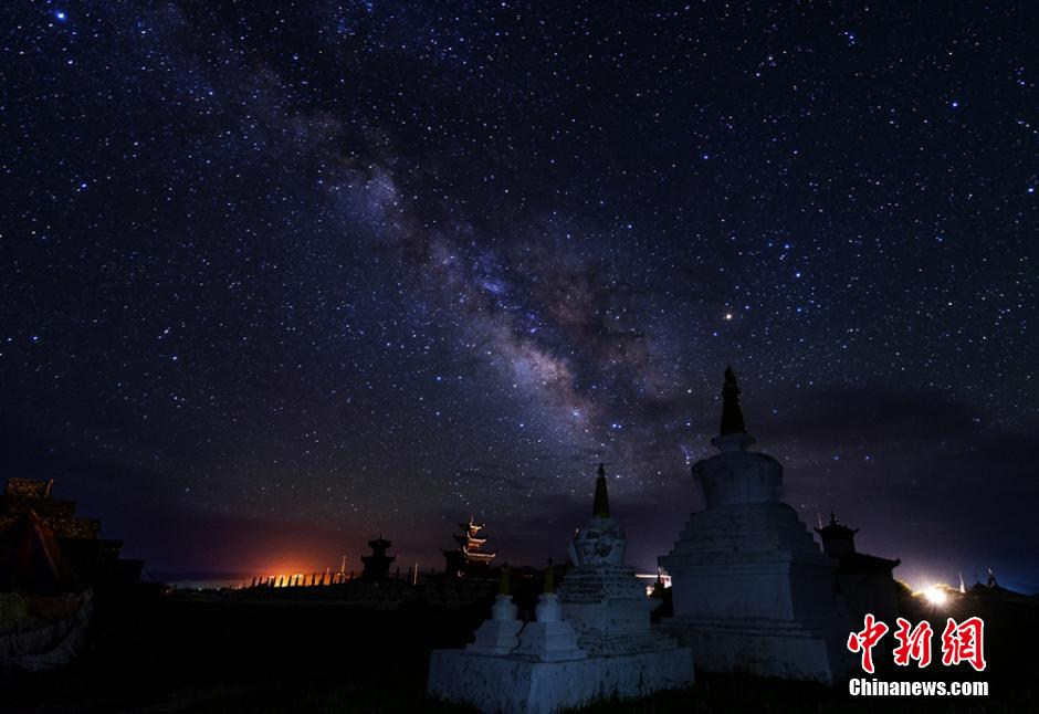 Paysage extraordinaire de la nuit du forêt des tours Hongyuan