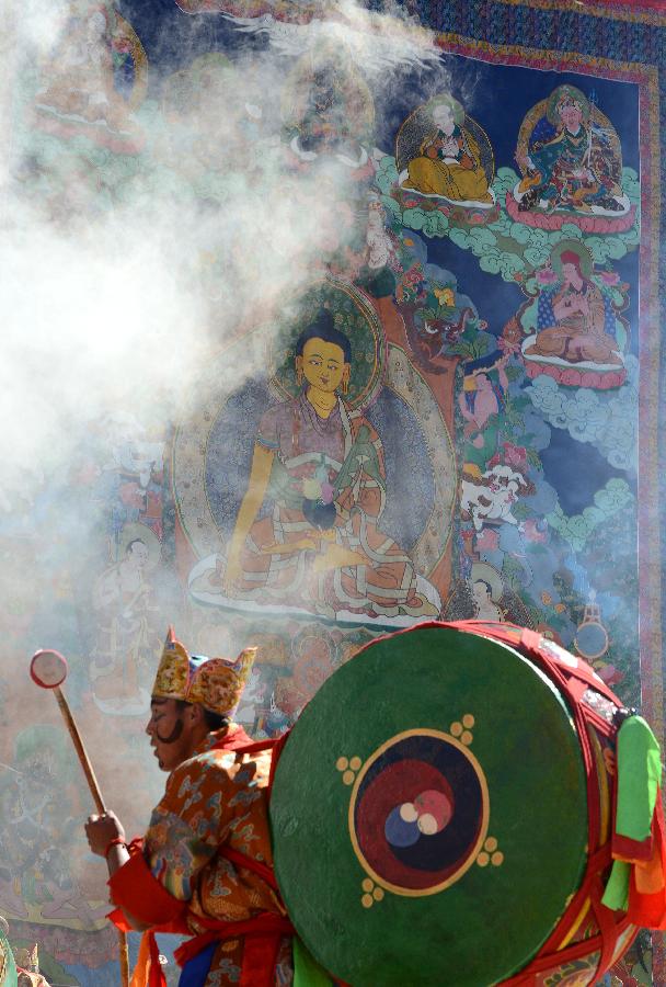 La cérémonie du déroulement du thangka de bouddha au monastère Chode de Gonggar