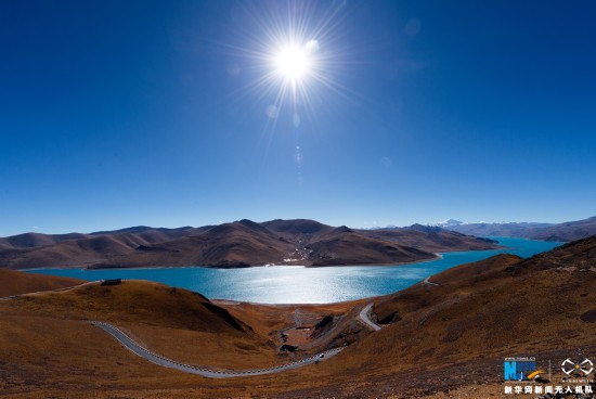 Vue hivernale aérienne du lac Yardrok Yutso