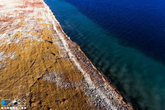 Vue hivernale aérienne du lac Yardrok Yutso